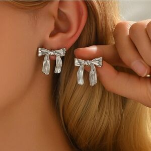 🔹️⏭️NIB 18k Gold Plated Stainless Steel Silver Bow Stud Earrings